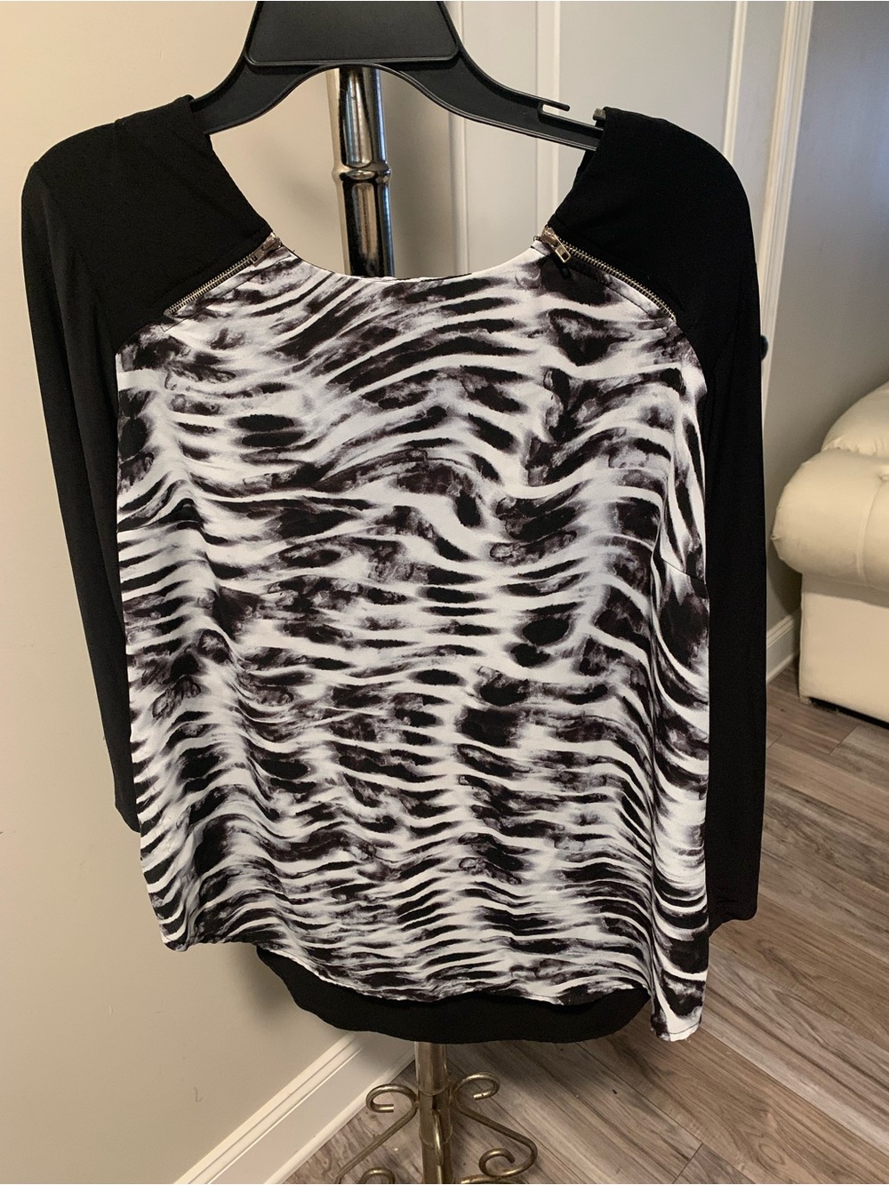 Black & White Wave-Print Raglan Women's Top